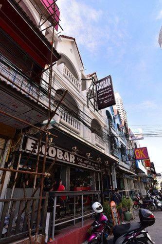 Escobar Guesthouse Jomtien Beach Exterior photo
